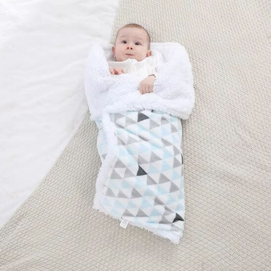 Couverture-bébé-emmailloté-dans-couverture