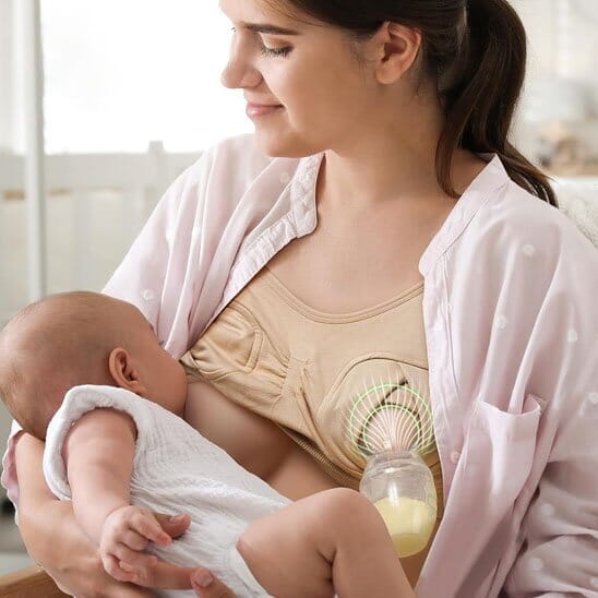 tire-lait-manuel-bébé-tétant