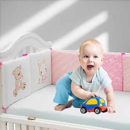 tour-de-lit-bébé-jouant